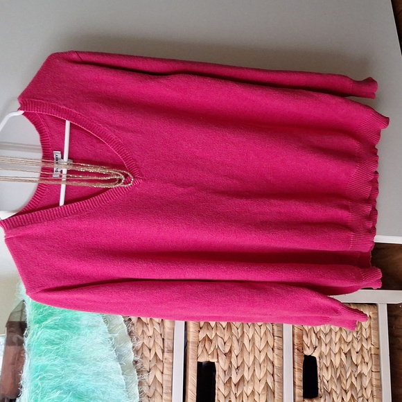 Sweaters - Picture 4 of 4